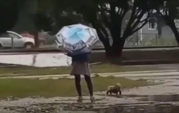 Мать выгуливала ребенка в дождь в одном подгузнике