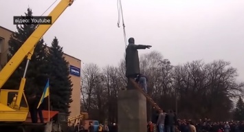 Жительница Донетчины купила двухтонный памятник Ленину