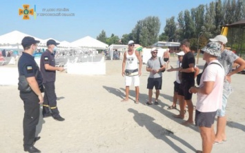 На центральном пляже в Скадовске спасатели провели практическое занятие с матросами-спасателями и отдыхающими