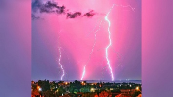 Гром и сверкающие молнии: как выглядит Никополь во время грозы