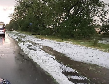 «Снег» в августе и волны на полях: непогода на юге Украины удивила очевидцев