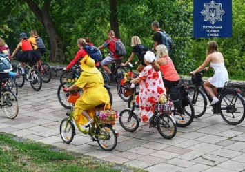 В юбках и на двух колесах: в центре Киева состоялся женский велопробег