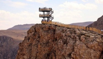 В горах Турции открыли стеклянную террасу на высоте 200 метров