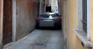 Ferrari застряла на тесной улице в Италии и не могла выбраться (видео)