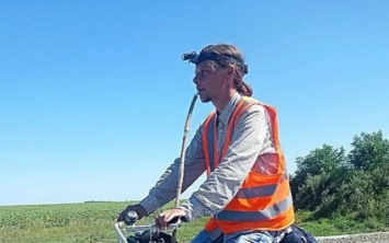 Николаевский изобретатель преодолел почти шестсот километров на велосипеде, играя на сопилке Гимн Украины
