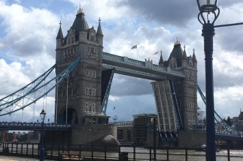 Тауэрский мост в Лондоне застрял в поднятом положении из-за технической неисправности