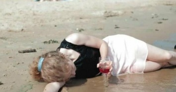 На пляже в Мариуполе спасли сильно пьяную женщину