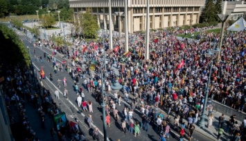 Под парламентом Литвы протестуют из-за коронавирусных ограничений