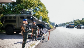 На въездах в Киев появились блокпосты с бронетехникой