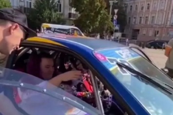 В одной из машин, испортивших брусчатку на Софиевской площади, сидела известная рэперша Alyona Alyona