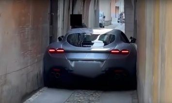 Новейший суперкар Ferrari повредили в очень странном ДТП (видео) | ТопЖыр