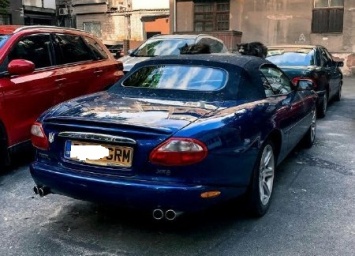 В Харькове заметили элитный автомобиль Jaguar, который "оккупировали" коты