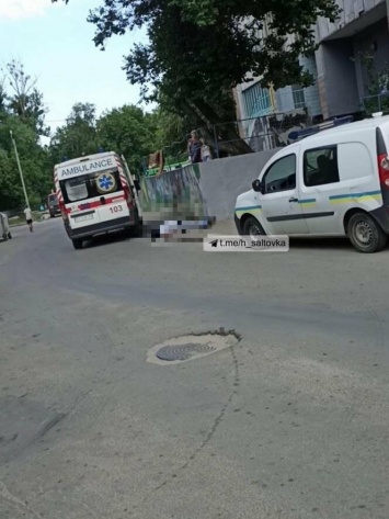 В Харькове посреди улицы умер мужчина, - ФОТО