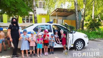 Полицейские Никополя побывали в гостях у воспитанников детских садов