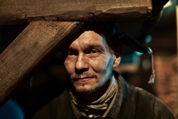 Филипп Янковский отбывает наказание в трудовом лагере в трейлере фильма «Иван Денисович»