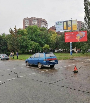 В Мариуполе водитель на "зебре" сбил девушку-пешехода, - ФОТО