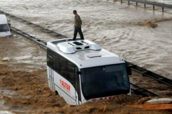 Наводнение в Турции: паводки нанесли мощный удар по северу страны, разрушены мосты, дороги, дома