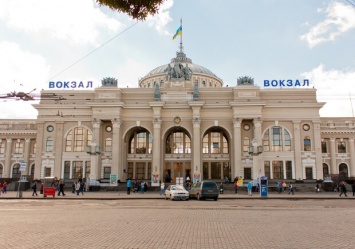 Рассмотрели: с Одесского вокзала требуют убрать советскую символику