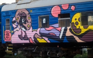 Художник из Херсонской области расписал поезд «Укрзализныци»