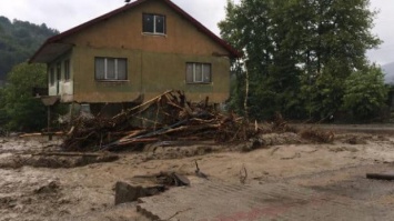 "Потоки смывали дома и машины". После пожаров в Турции начались наводнения. Что происходит в стране