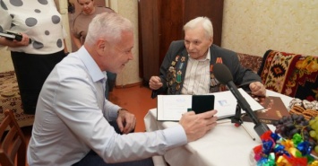 Игорь Терехов посетил на дому ветерана-освободителя Харькова