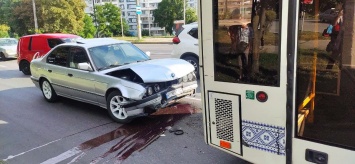 В Запорожье автобус с пассажирами попал в аварию - фото