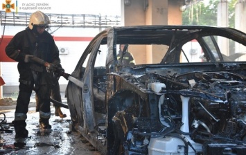В Одессе на неработающем заводе сгорели шесть авто