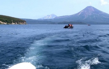 Упавший в озеро на Камчатке вертолет обнаружили