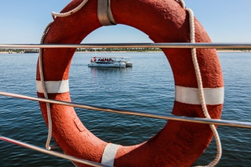 Под Одессой 9 человек унесло в открытое море на сломанном катамаране