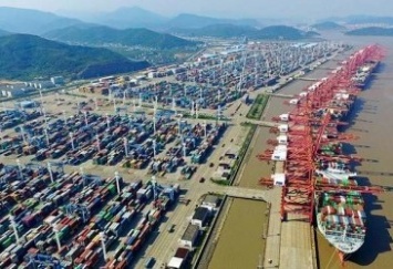 Угрожает мировой торговле: в Китае остановили работу крупнейшего порта из-за коронавируса