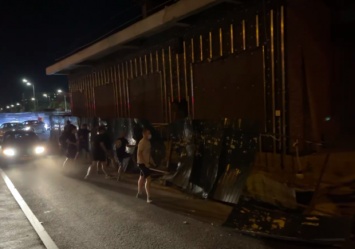 Надоело терпеть: на Борщаговке активисты снесли строительный забор ТРЦ, занявшего дорогу