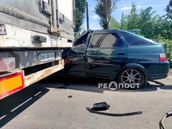 Возле «Метро» водитель ВАЗ влетел под фуру: авария в Днепре