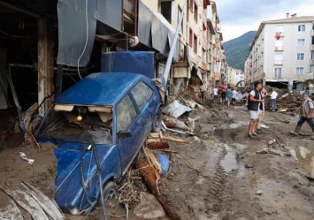 Погибли десятки человек: в Турции после пожаров началось наводнение
