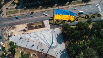 В сеть попали красивые фото первого подъема флага на мачте в 72 м в Кривом Роге