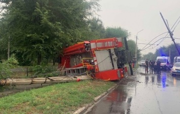 В Северодонецке пожарная машина врезалась в столб и перевернулась