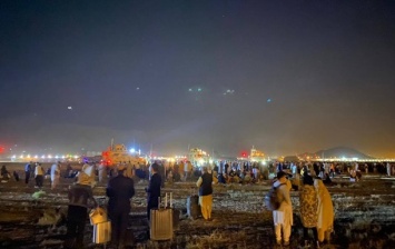 В аэропорту Кабула сотни людей пытаются вылететь из страны