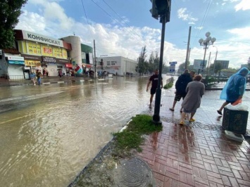 В Керчи из-за подтоплений временно закрыто управление налоговой службы