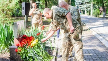 В Сартане под Мариуполем почтили память погибших в 2015 году от вражеского артобстрела ⠀