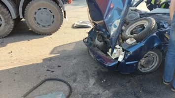 В Кривом Роге "Таврия" врезалась в МАЗ: пострадал водитель