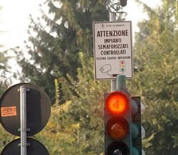 В Милане появились «умные» светофоры, которые будут ловить нарушителей ПДД