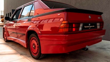 На аукцион выставлен лимитированный седан Alfa Romeo 75 Turbo Evoluzione