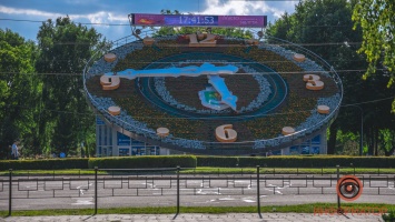 16 тысяч растений: ко Дню Независимости Украины в Кривом Роге "переодели" цветочные часы