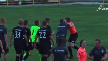 На матче Кубка Украины тренер напал на судью (видео)