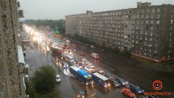 Днепр застрял в пробках из-за дождя: видео затопленных дорог