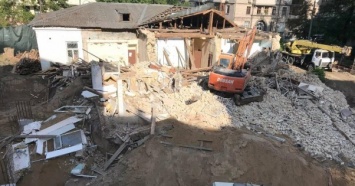 "Ужас и стыд": В центре Киева снесли еще одно историческое здание (ВИДЕО)