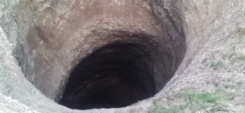 В селе Запорожской области мужчина с ребенком упали в глубокую яму