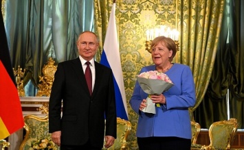 Путин просил Меркель надавить на Зеленского (ВИДЕО)