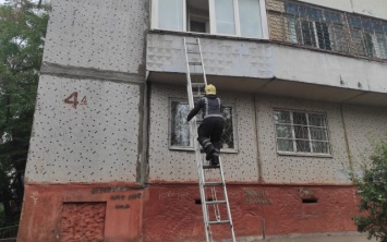 В Херсоне спасатели оперативно ликвидировали возгорание на балконе квартиры, в которой находилась 8-летняя девочка