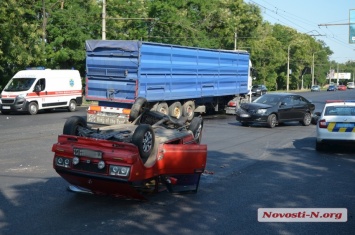 В Николаеве столкнулись четыре автомобиля, ВАЗ перевернулся, пострадали два человека
