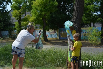 В Очакове преподаватели "художки" украсили аллею рисунками на деревьях (ФОТО)